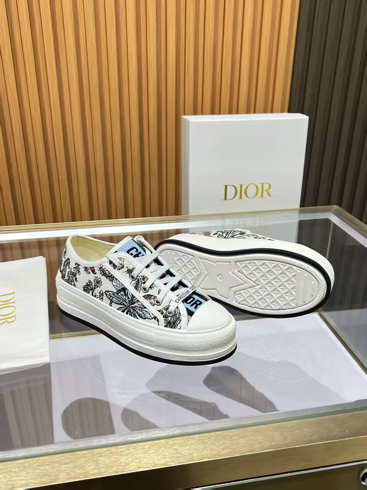 👟👟Ex-factory price 520👟👟 Walk‘n’Dior embroidered mid-top casual shoes are new in 2025. On the fashion stage, Dior embroidered shoes are the well-deserved protagonist. Delicate stitching is used on the upper, every stitch is devoted to the craftsman's efforts, and every thread is woven with artistic poetry. From complex floral patterns to smart geometric textures, embroidery is like the magic that gives shoes life, allowing them to show dynamic beauty even in static conditions.   Wearing Dior embroidered shoes feels like stepping into a dream world full of art. It is not only a pair of shoes, but also a walking piece of art that perfectly integrates fashion and culture. Whether you are strolling on the bustling city streets or attending important social occasions, Dior embroidered shoes can add unique charm to your style and become the focus of everyone's attention.   Choosing Dior embroidered shoes means choosing a persistent pursuit of quality and a unique understanding of fashion. Let it accompany you through every wonderful moment and leave your own fashion mark.  Material: Sheepskin lining, feet, silk cowhide, size 35-41, heel height 5cm